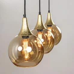 Straluma Chique 3-lichts hanglamp zwart/goud met amber glas></noscript> Eettafellampen|Pendel Lampen