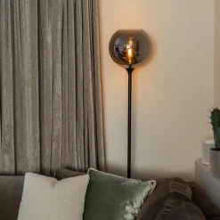 Straluma Mat zwarte vloerlamp met smoke/titanium glazen kap></noscript> Woonkamerlampen|Slaapkamerlampen