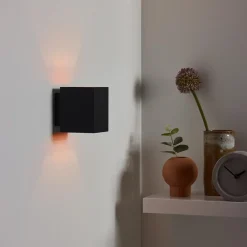 Straluma Zwarte-gouden wandlamp Xera vierkant></noscript> Bedlampjes|Woonkamerlampen